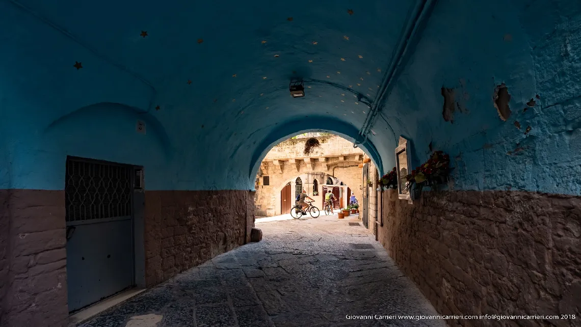 Between the alleys of old Bari and the arches