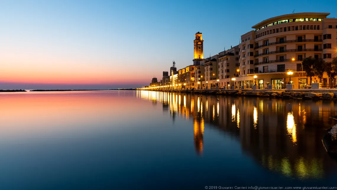 L'alba sul lungomare di Bari