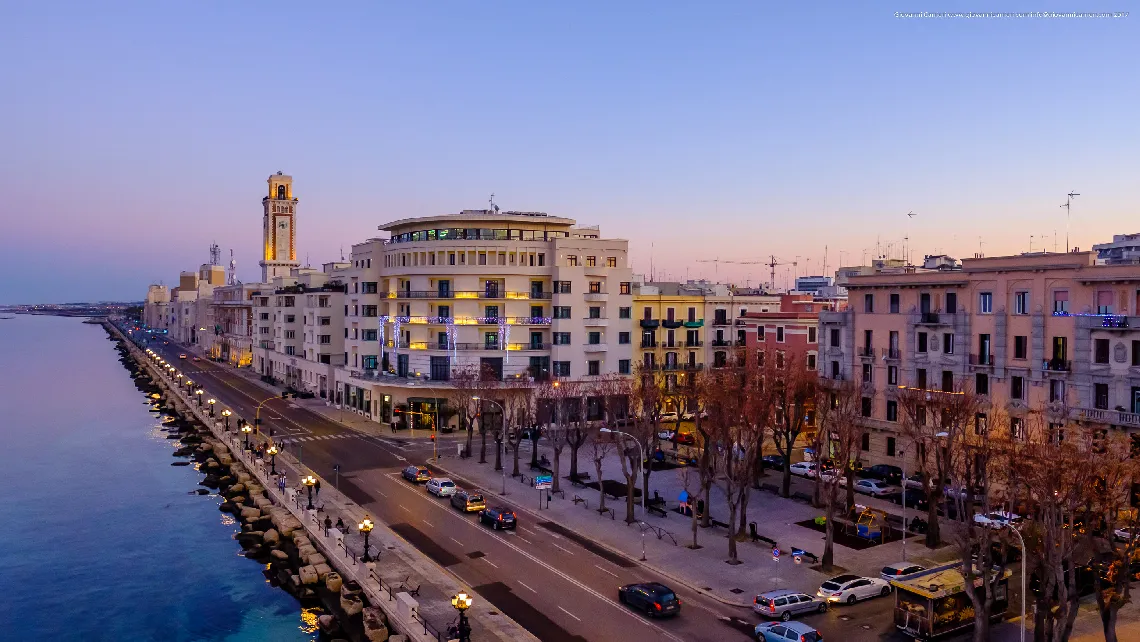 Vista dell'albergo delle nazioni sul lungomare, Bari