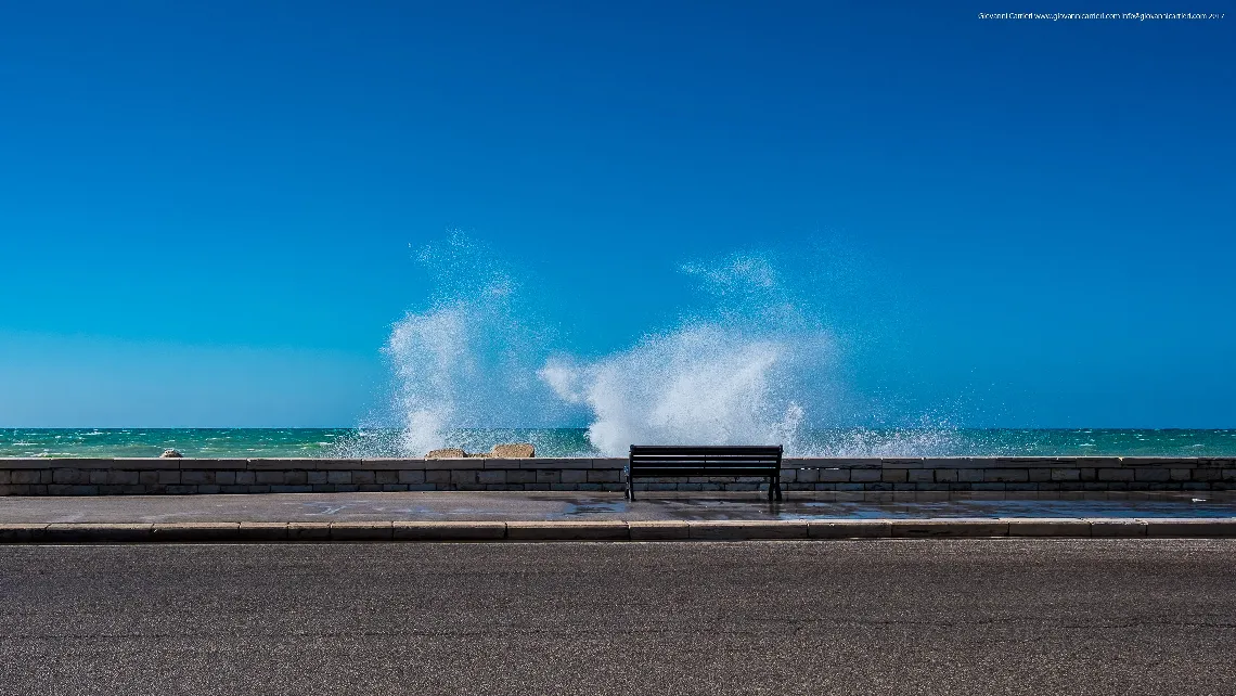 Il maestrale e le onde sul lungomare Starita, Bari