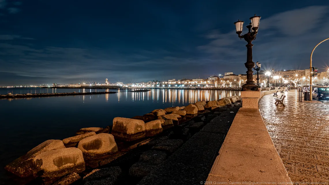 Il lungomare di Bari in notturna