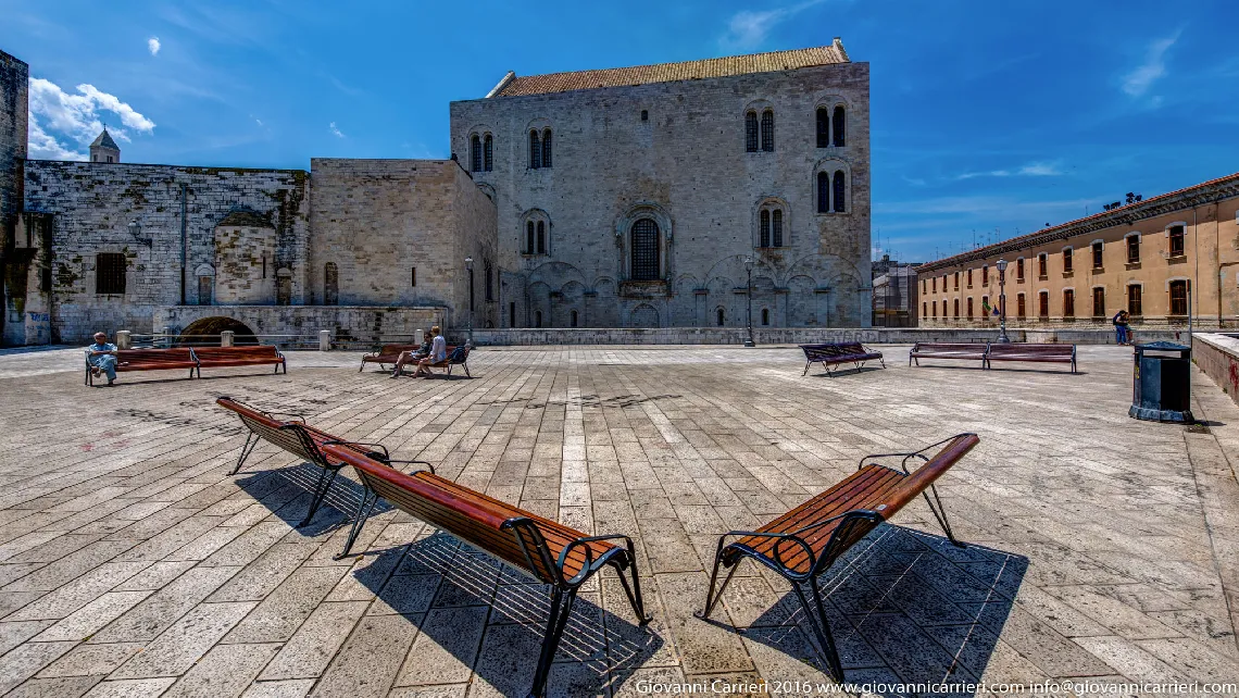 Le panchine lungo la Muraglia a Bari Vecchia