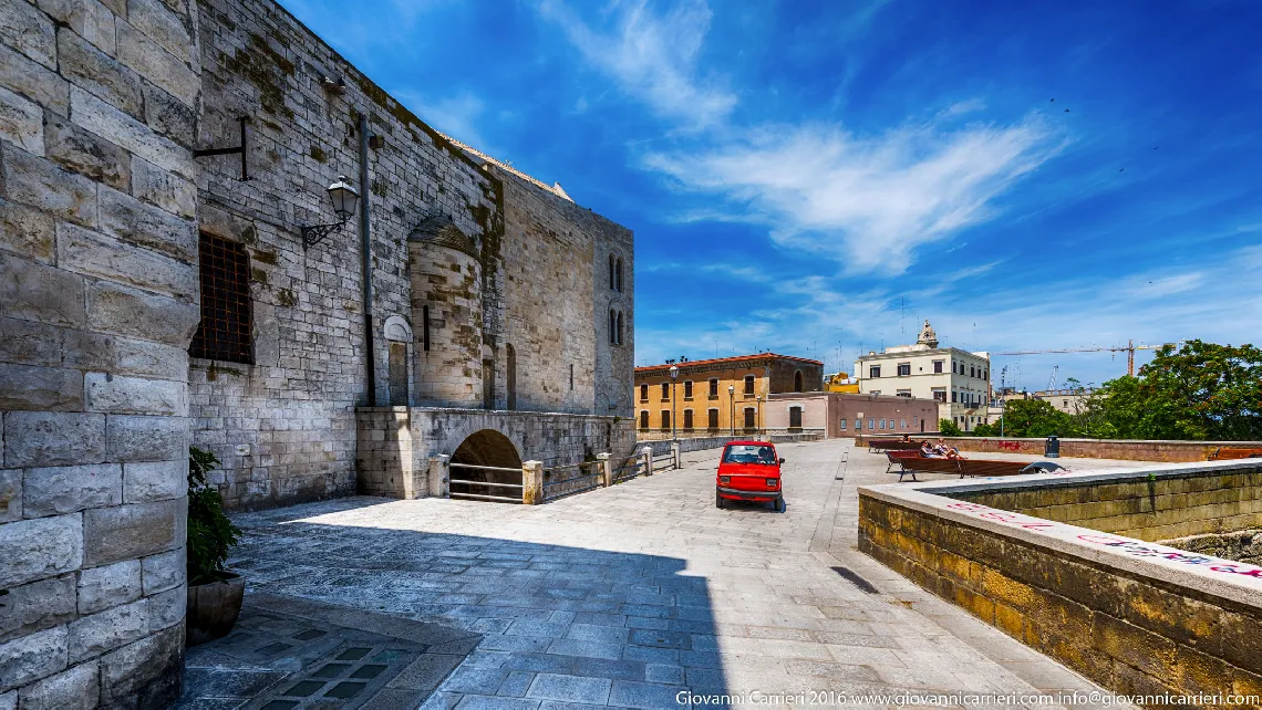 Via Venezia, la Muraglia di Bari vecchia