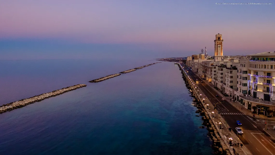 Vista aerea del lungomare Nazario Sauro in Bari