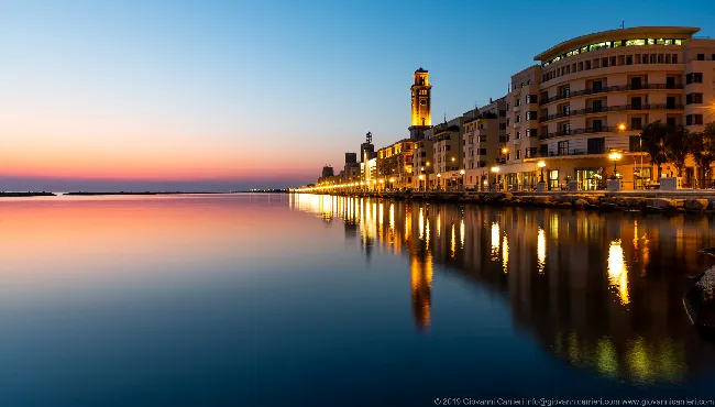 L'alba sul lungomare di Bari