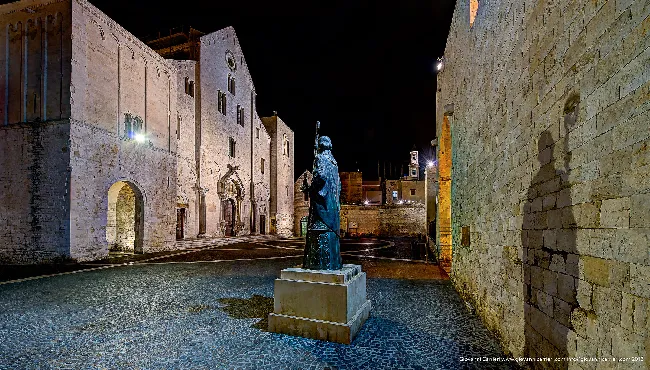 La statua di San Nicola  - Bari vecchia