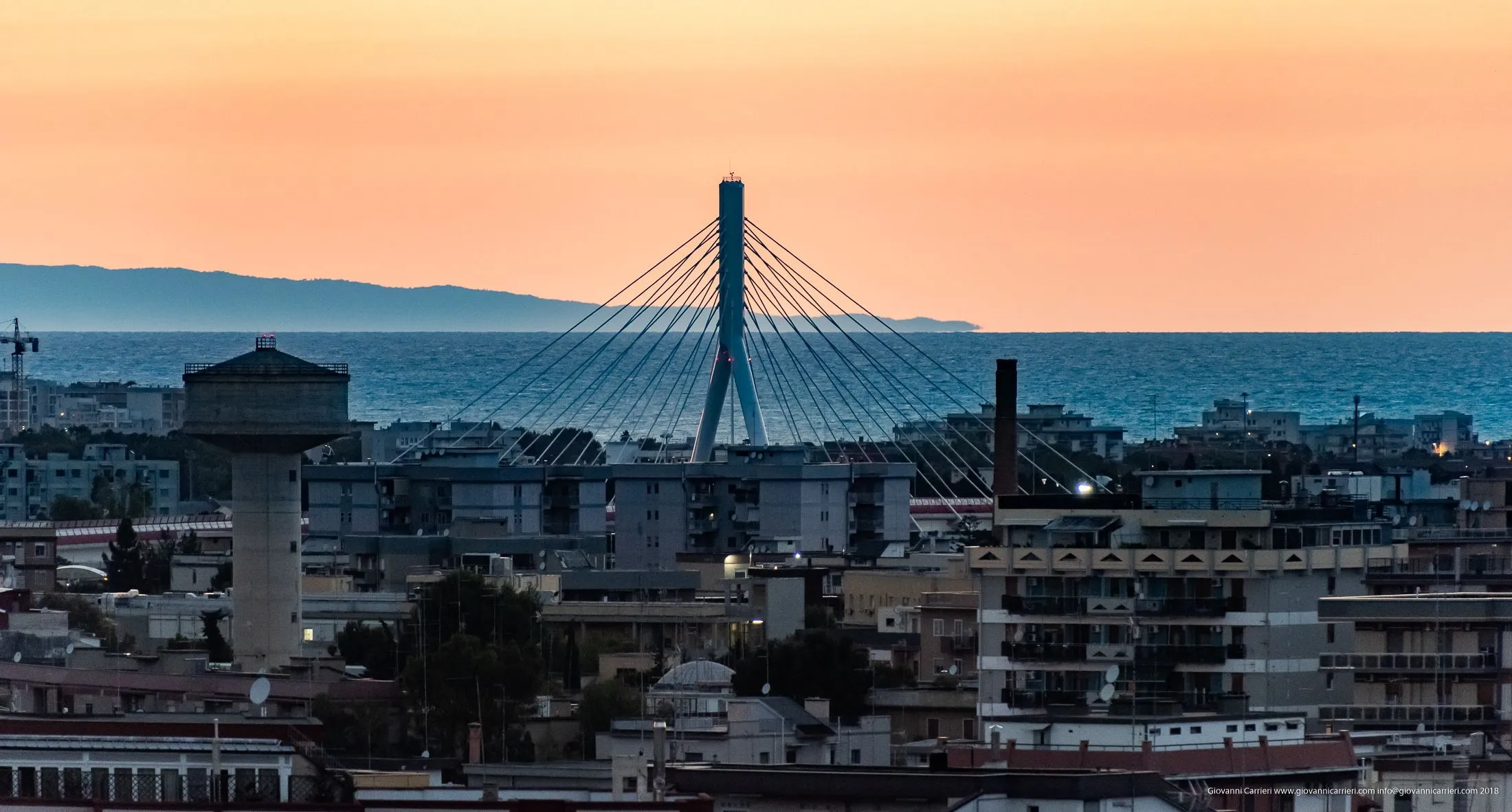 Panoramica di Bari con vista del ponte Adriatico e del Gargano