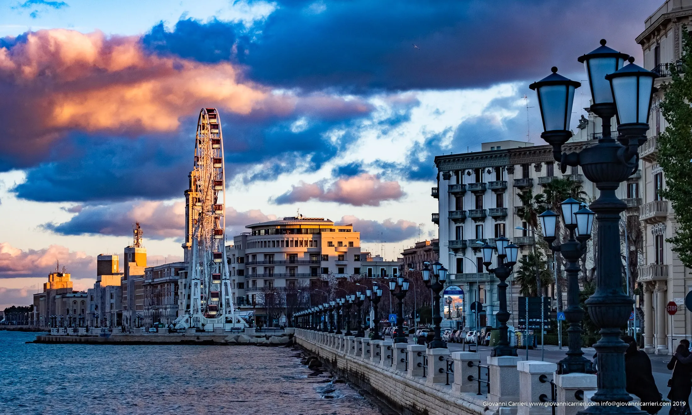 La rotonda del lungomare di Bari, con la ruota panoramica