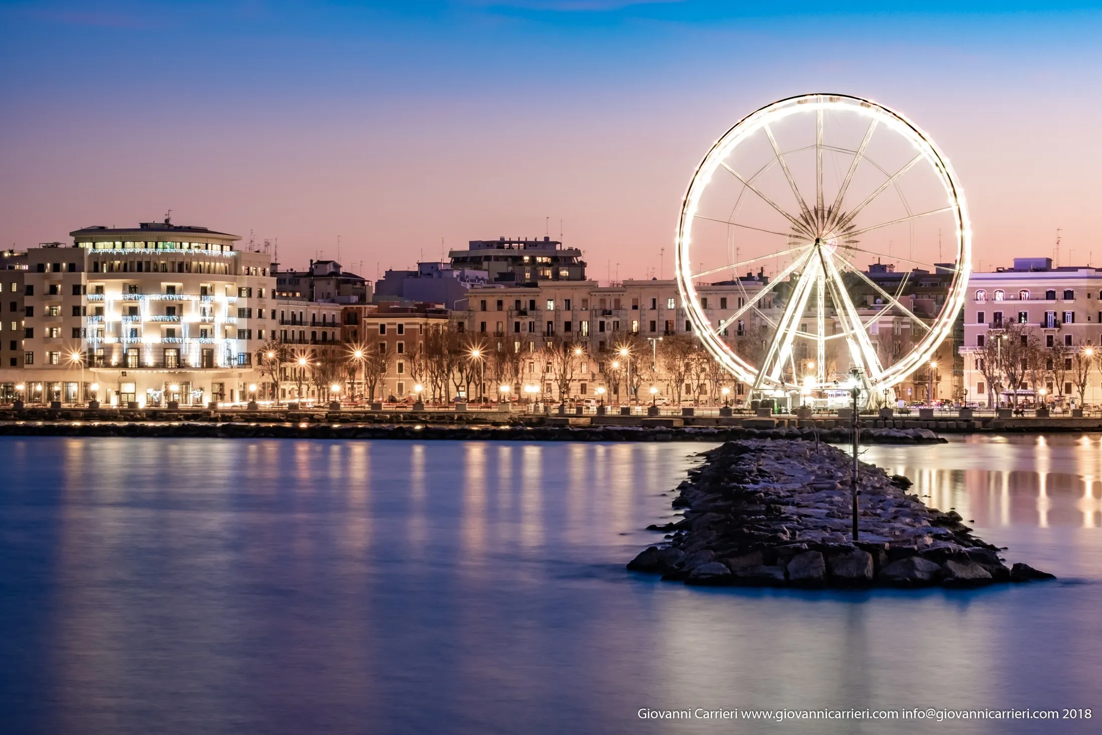 La ruota panoramica ed il lungomare di Bari