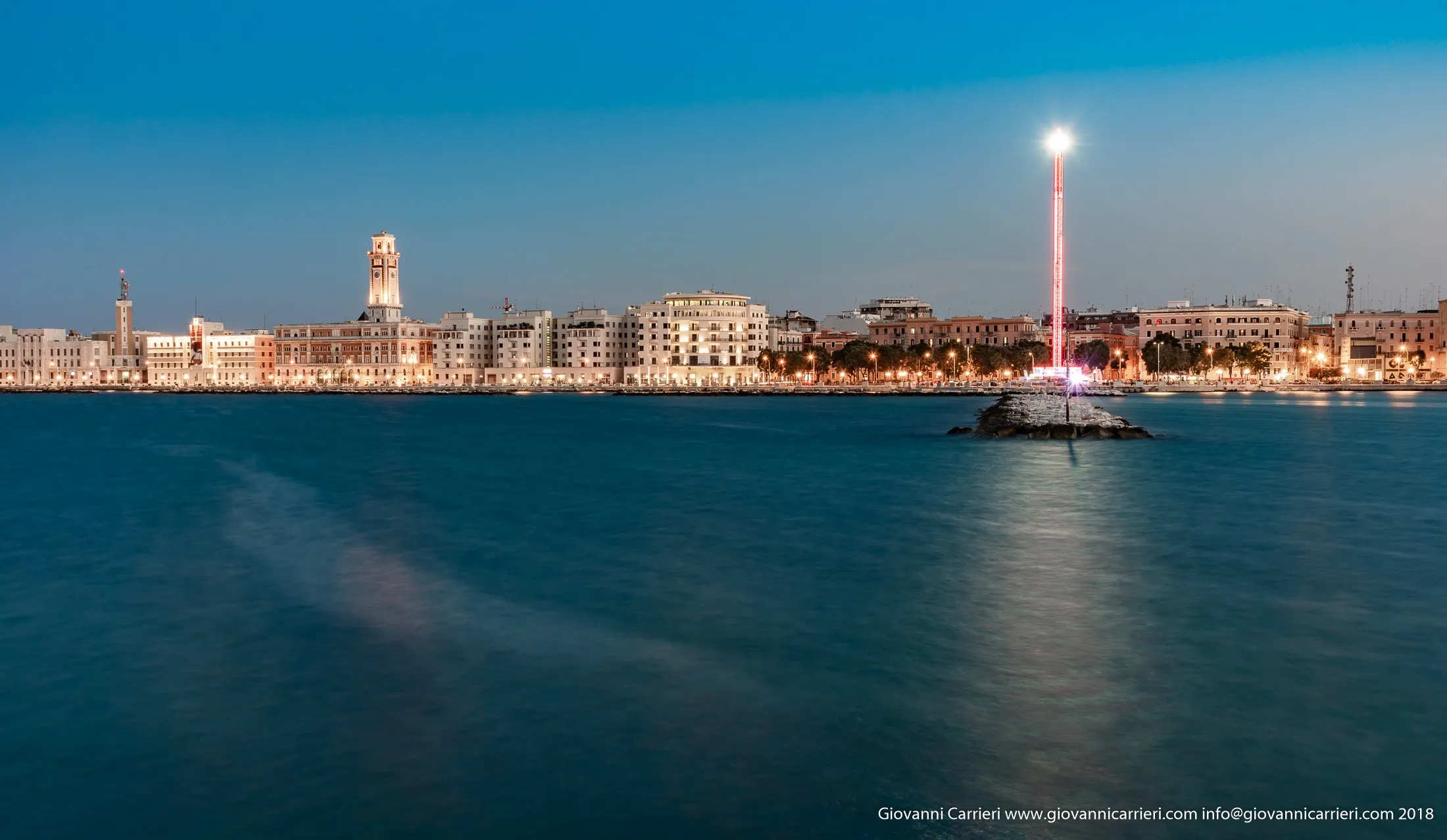 La torre panoramica installata a Bari in largo Giannella