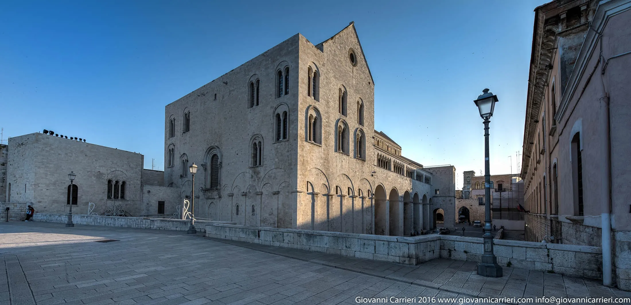 La Basilica di San Nicola vista dalla Muraglia