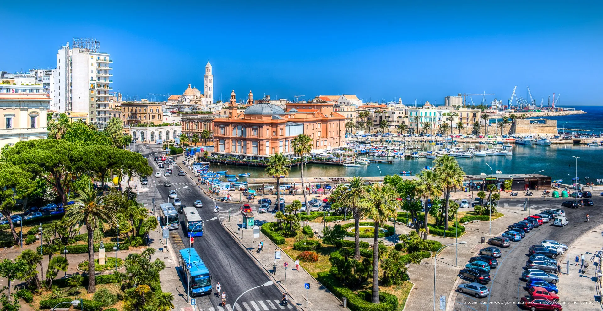 Il teatro Margherita ed il molo di Sant'Antonio - Bari
