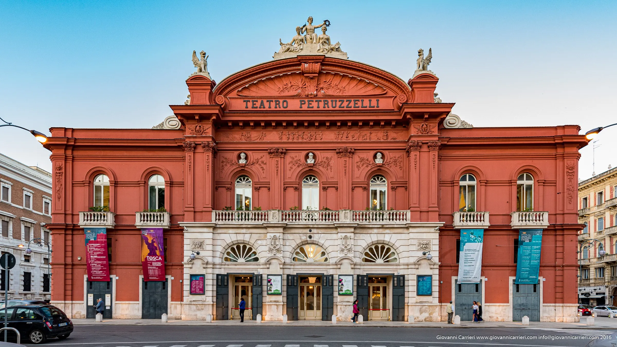 Il Teatro Petruzzelli, vista frontale