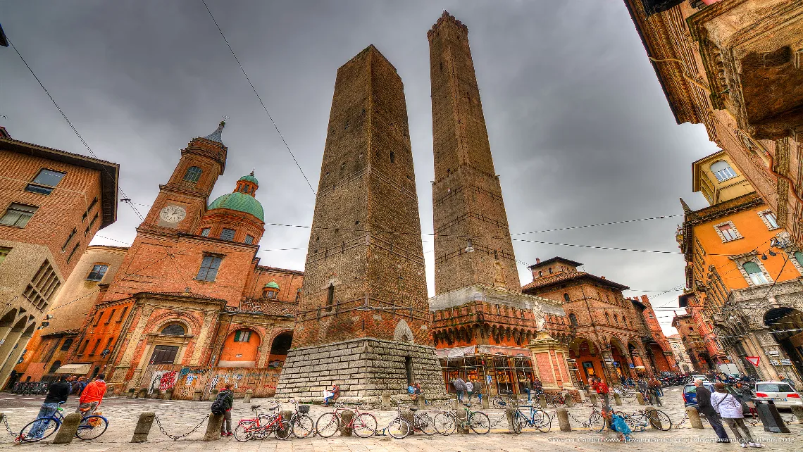 La torre Garisenda e la torre degli Asinelli - Bologna