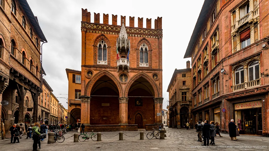 Business camera, "Il palazzo della Mercanzia" - Bologna