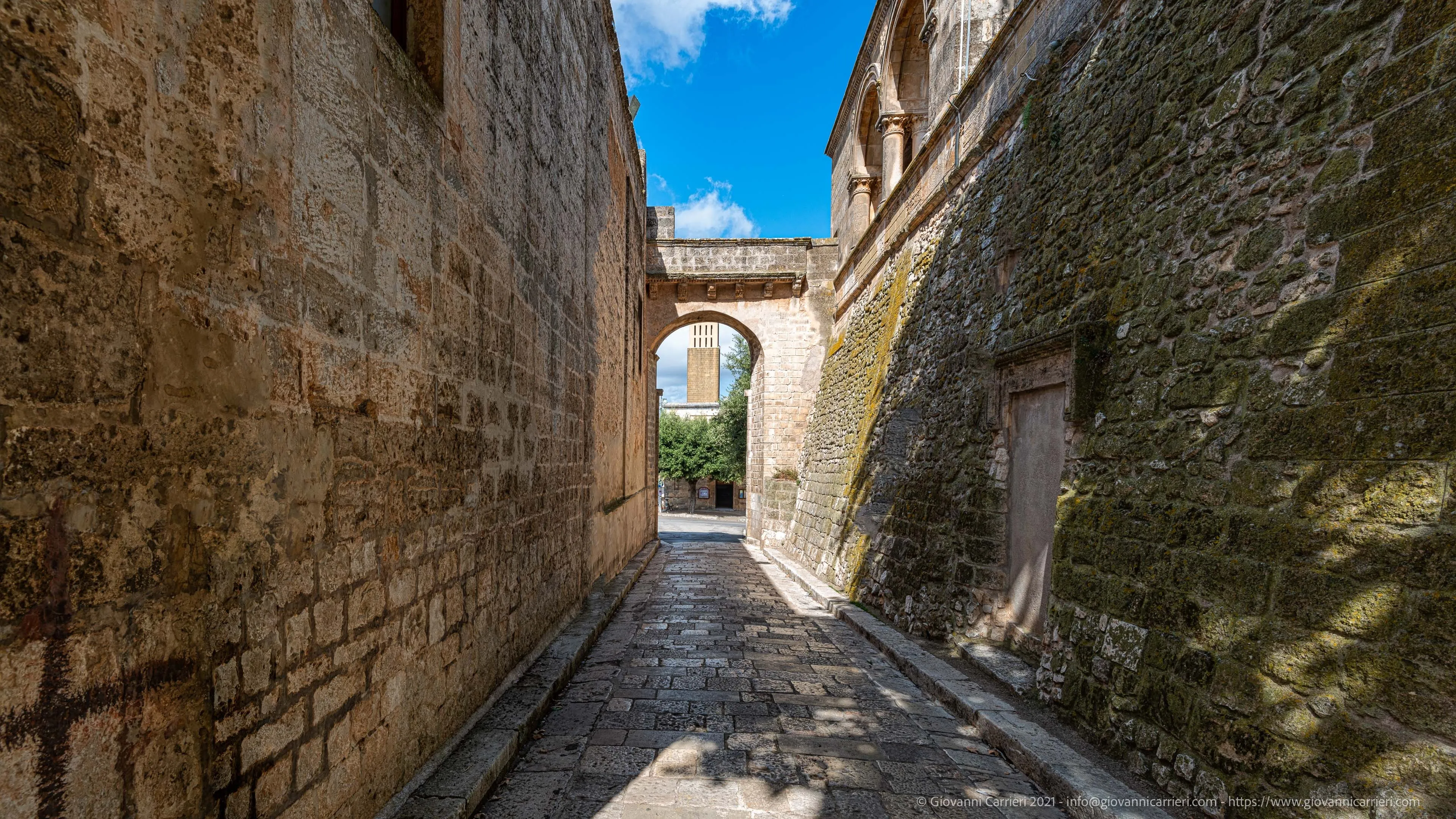 Via Sant'Anna tra il castello e la cappella - Carovigno