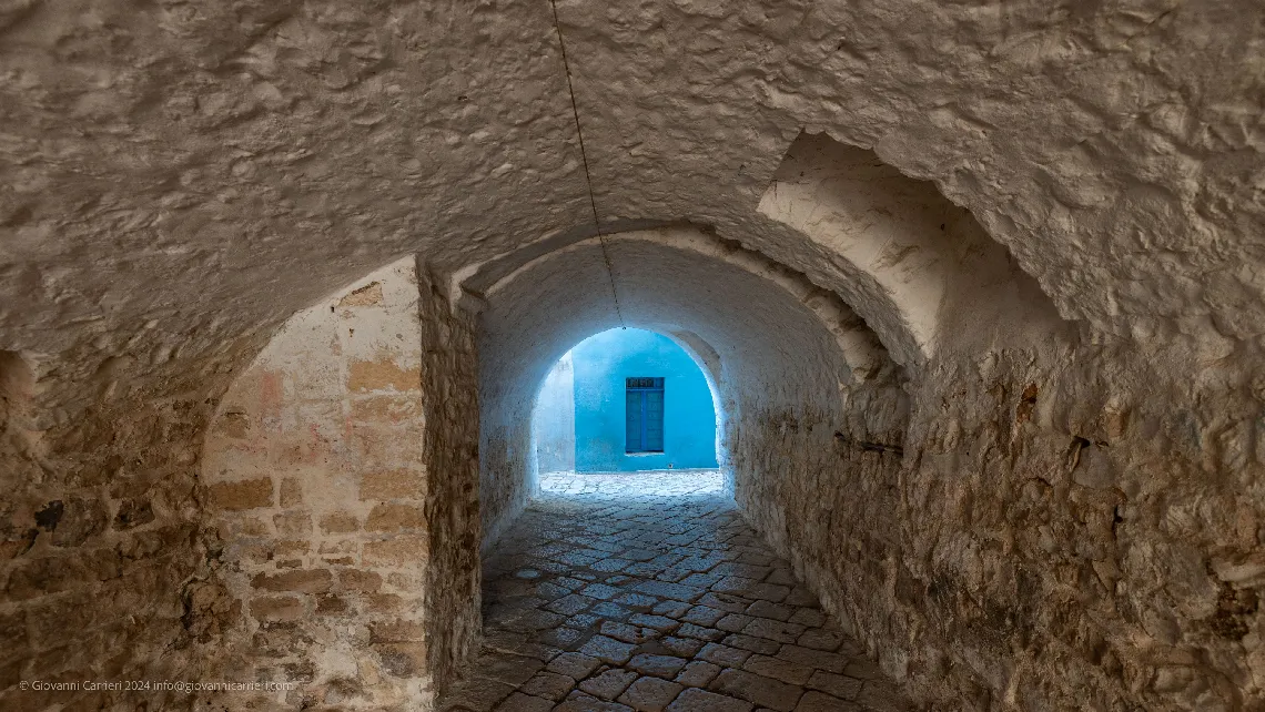 L'arco delle ombre, vista interna
