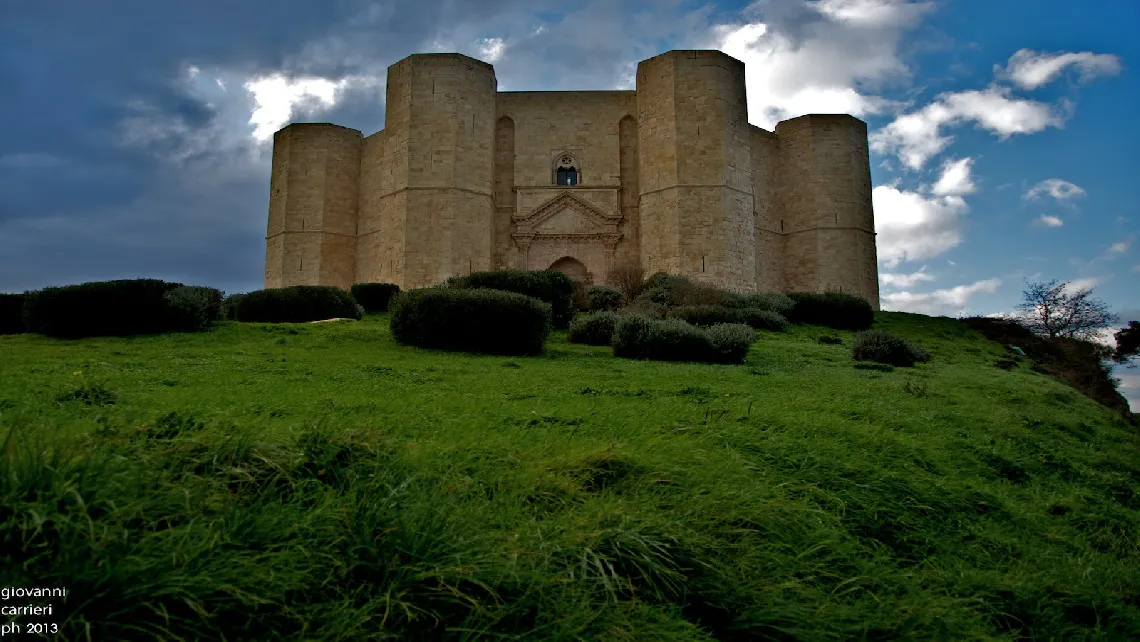 Vista frontale di Castel del Monte