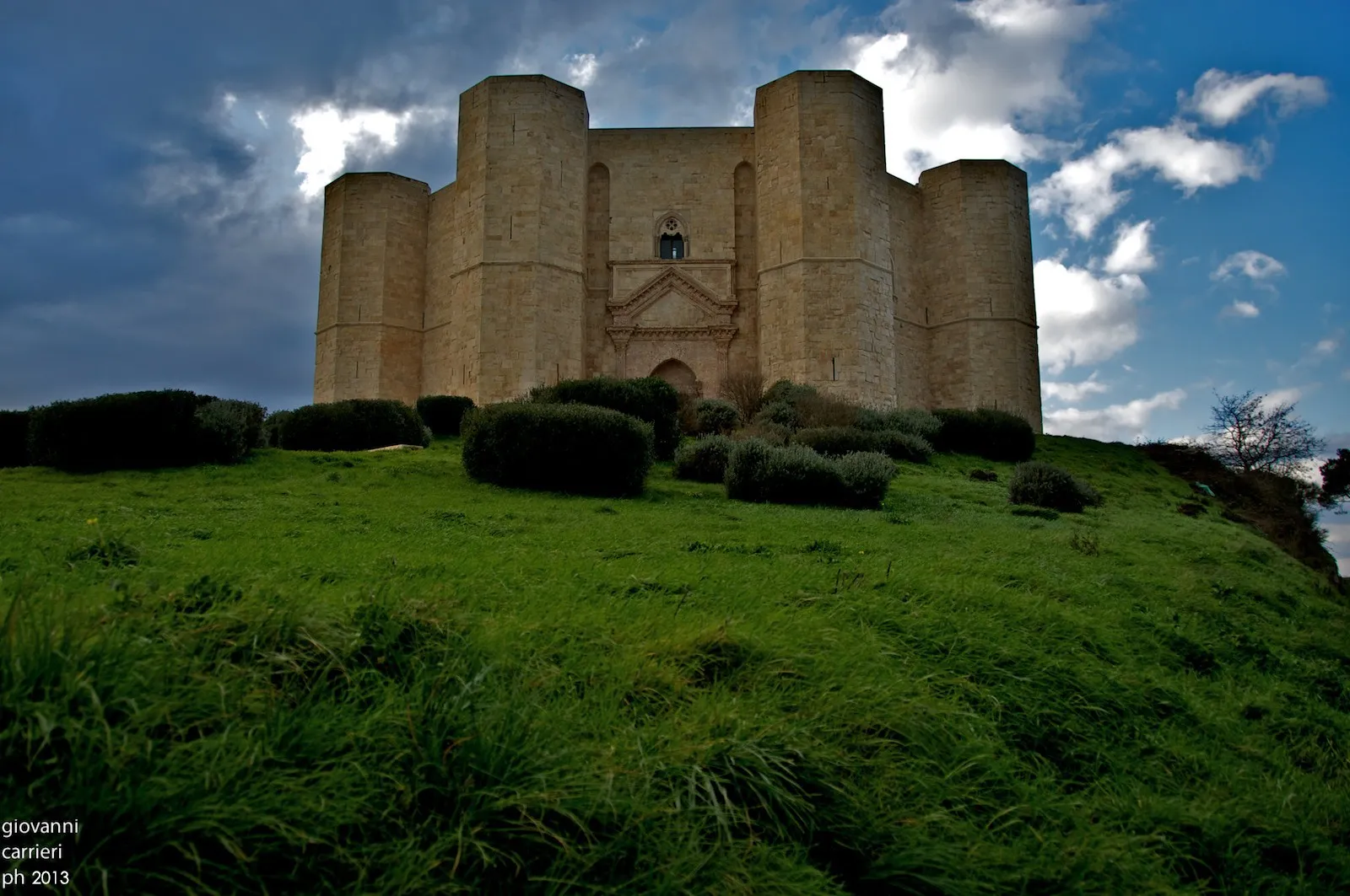 Vista frontale di Castel del Monte
