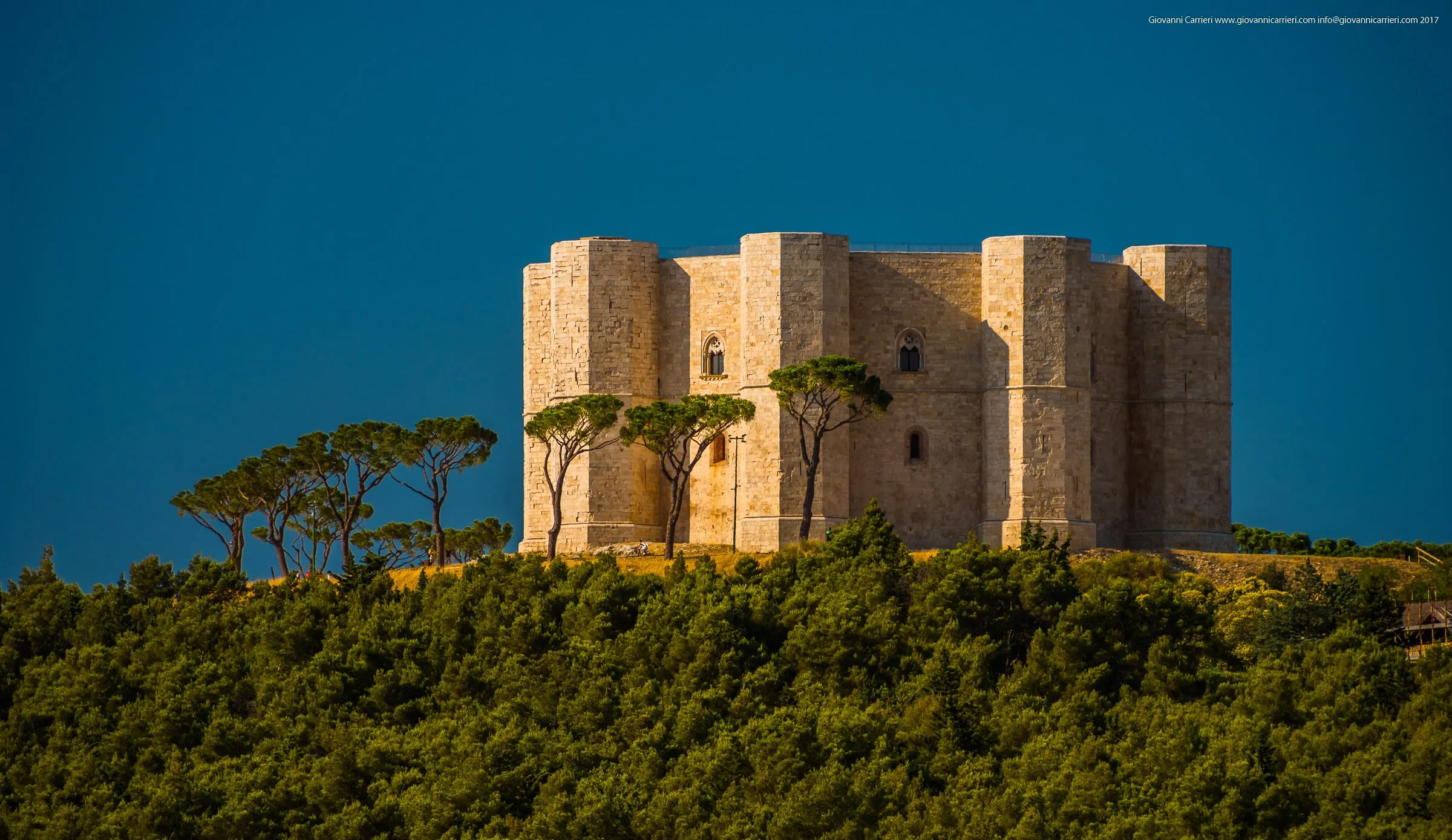 Castel del Monte visto in lontananza al tramonto