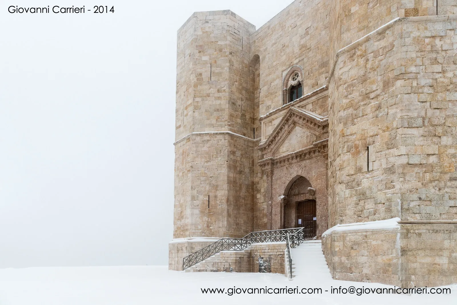 L'ingresso di Castel del Monte innevato