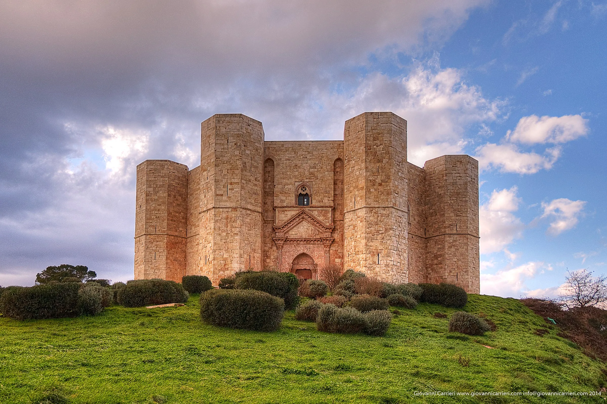 Castel del Monte al tramonto autunnale