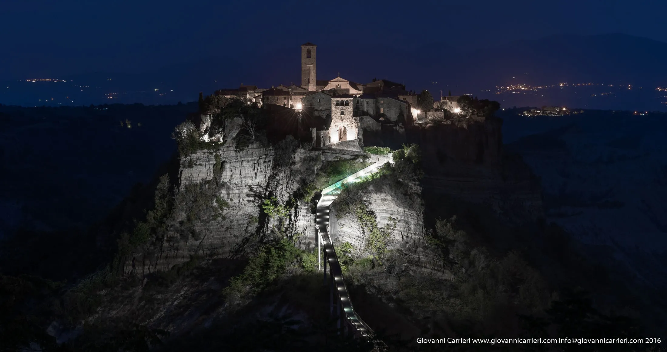 Vista notturna di Civita di Bagnoregio