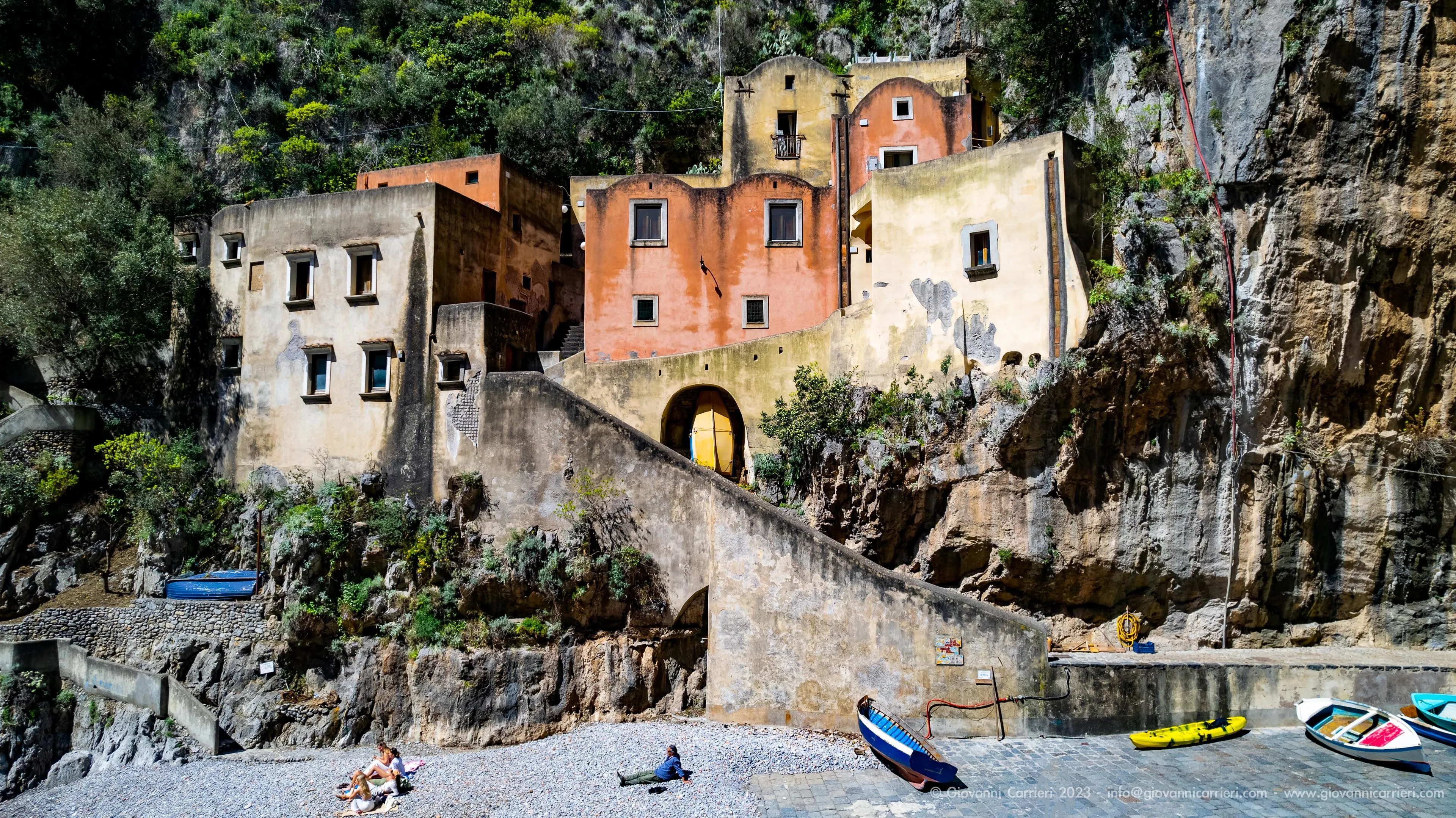 Le case nel fiordo di Furore