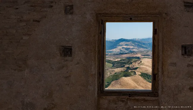Picture in the wall - Craco