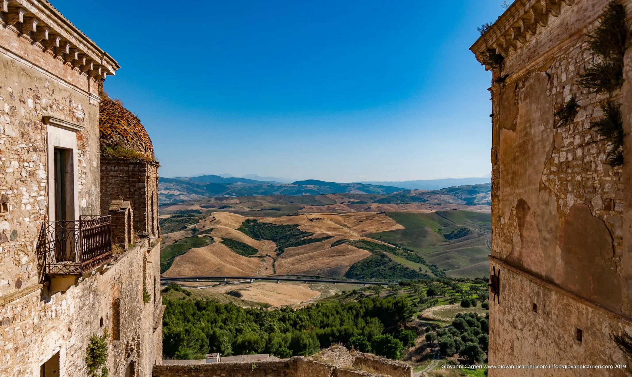 Il paesaggio visto tra i palazzi abbandonati di Craco