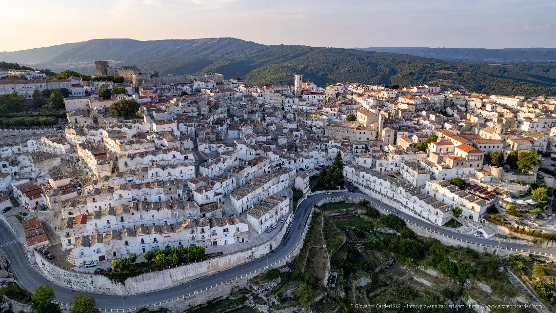 Panoramica aerea del centro storico di Monte Sant'Angelo