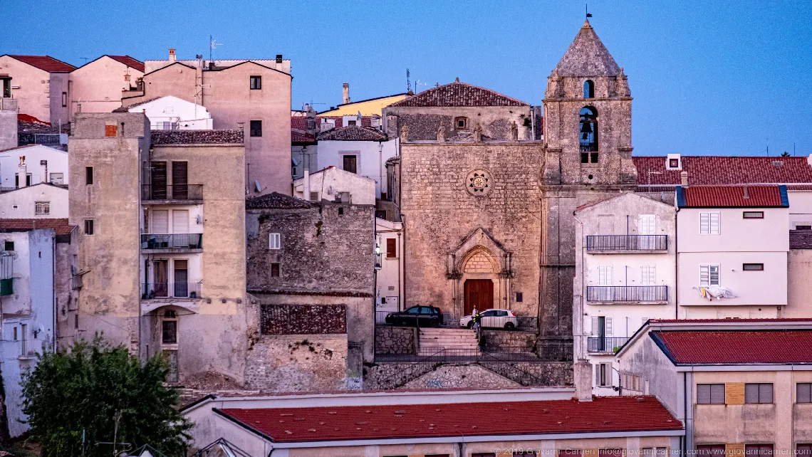 Vista frontale della chiesa di San Benedetto in Monte Sant'Angelo