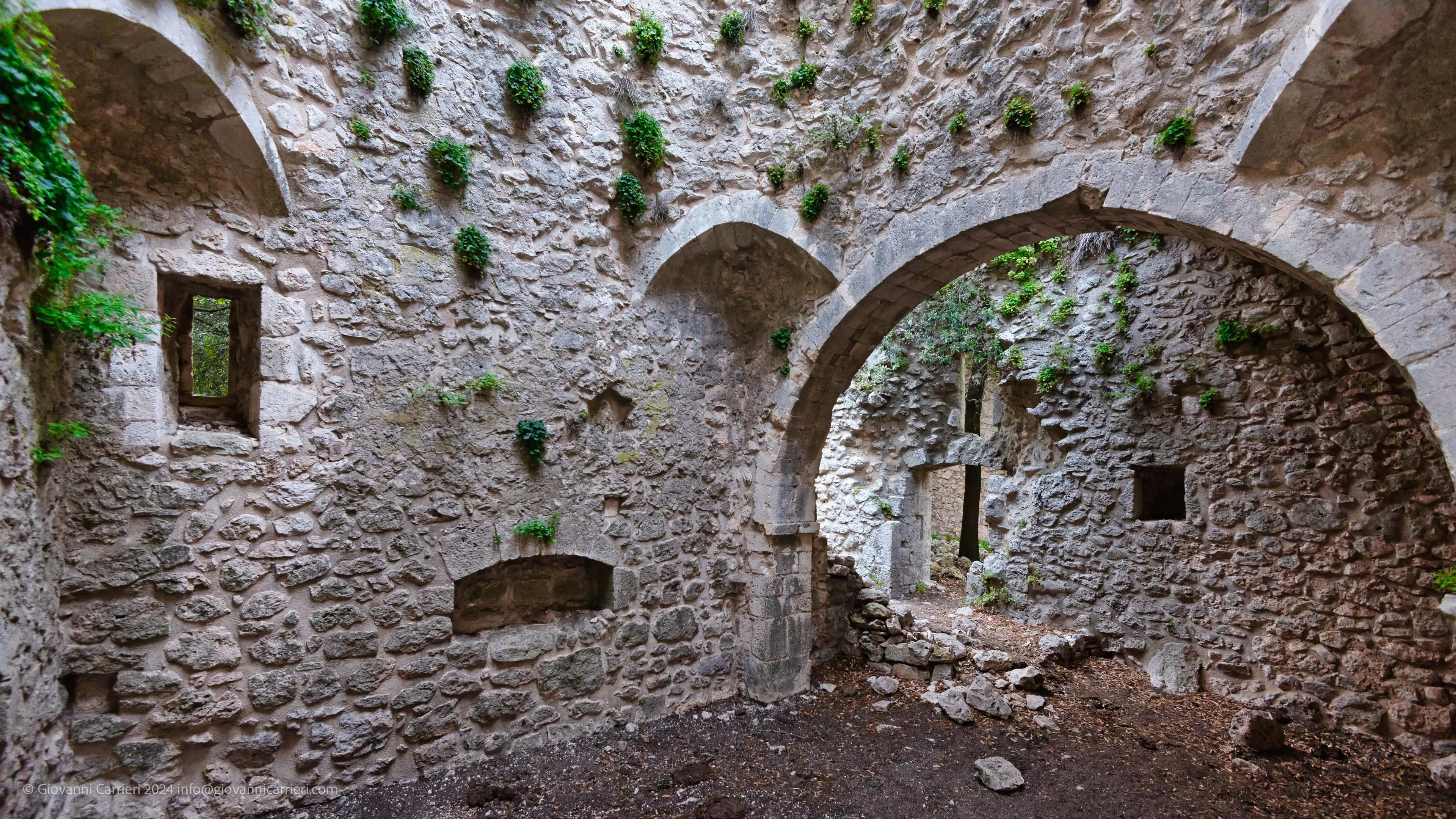 Interni dell'Abbazia di Monte Sacro