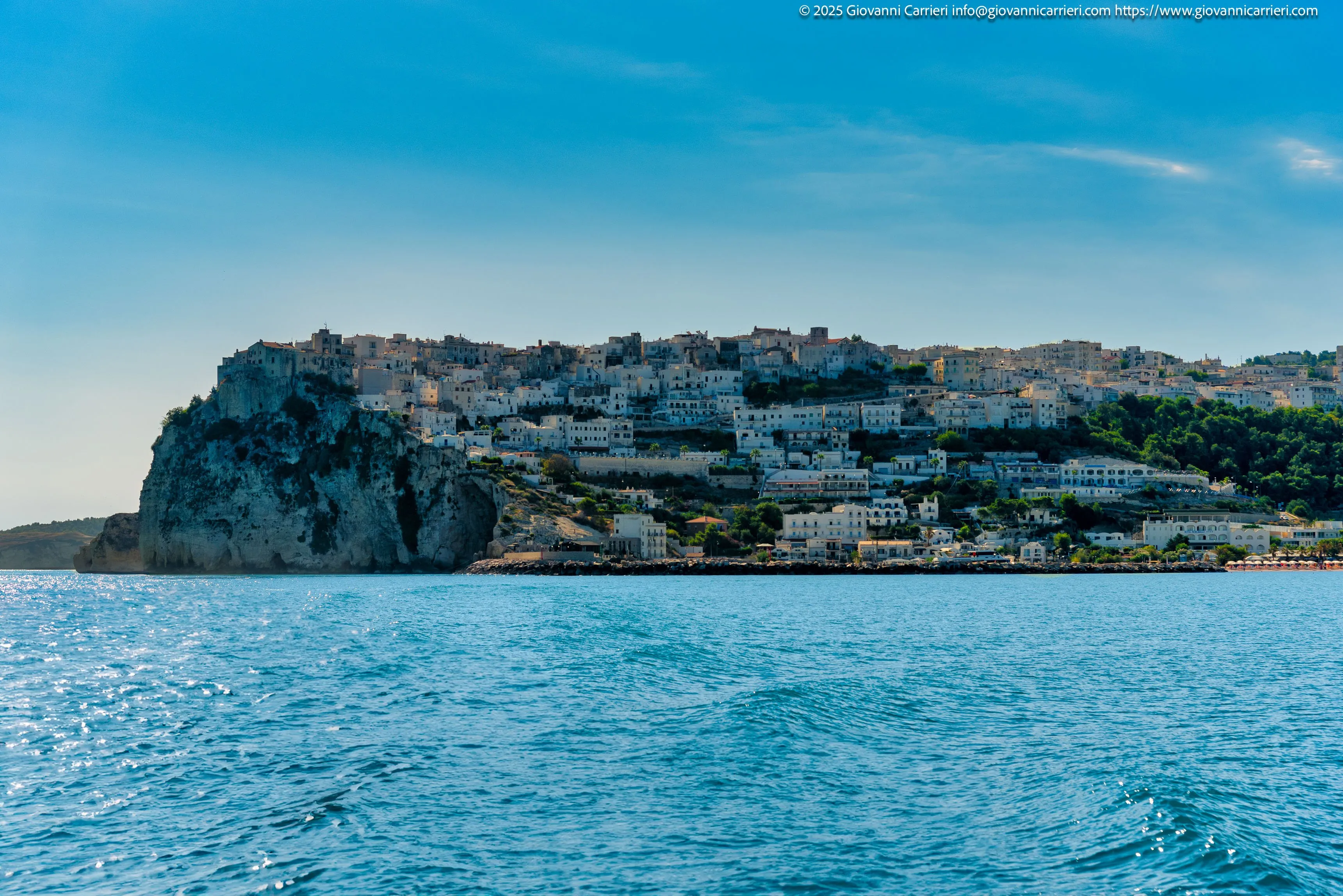 Peschici vista dal mare - Il borgo bianco del Gargano