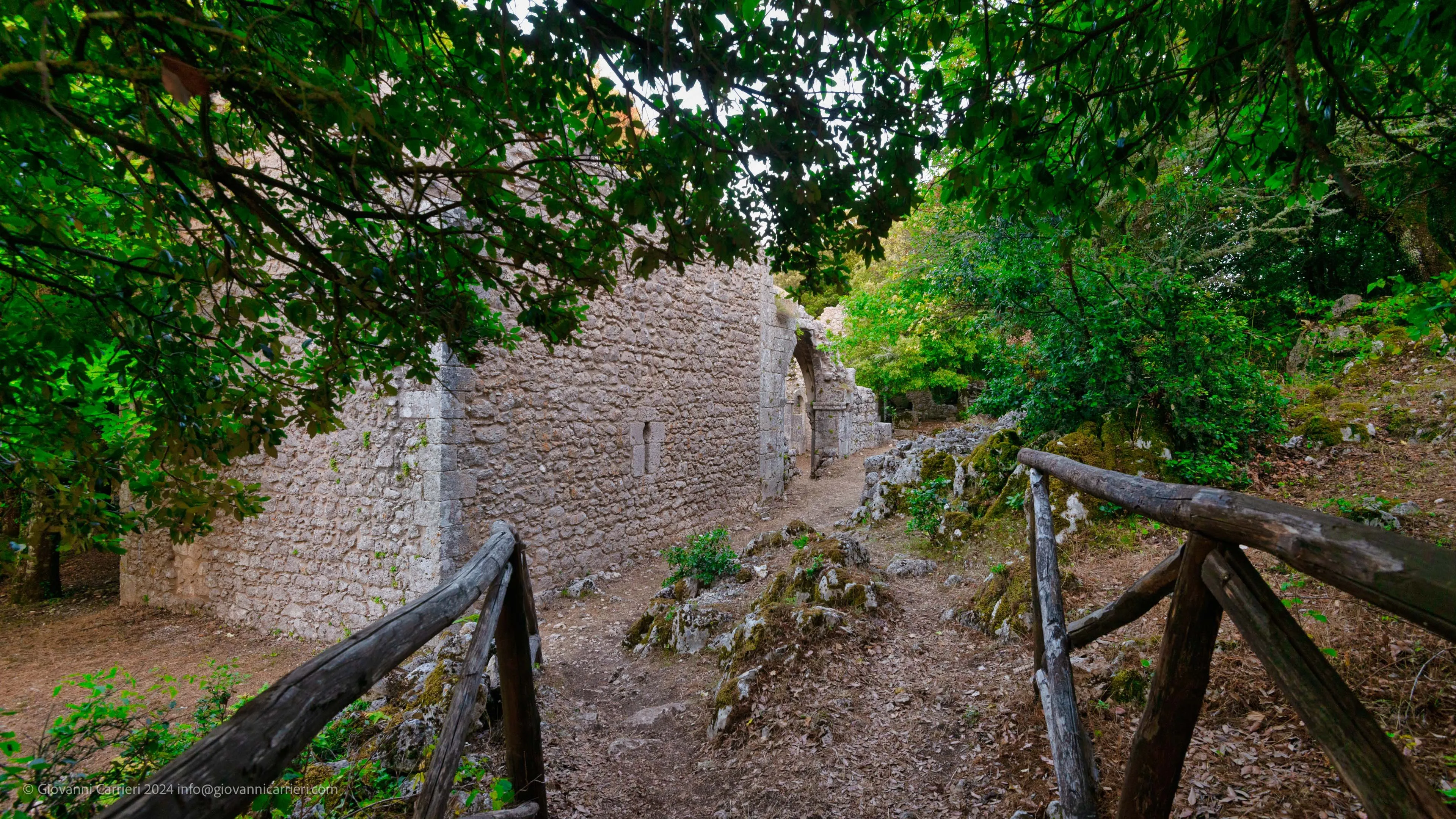 Come compare l'Abbazia Benedettina