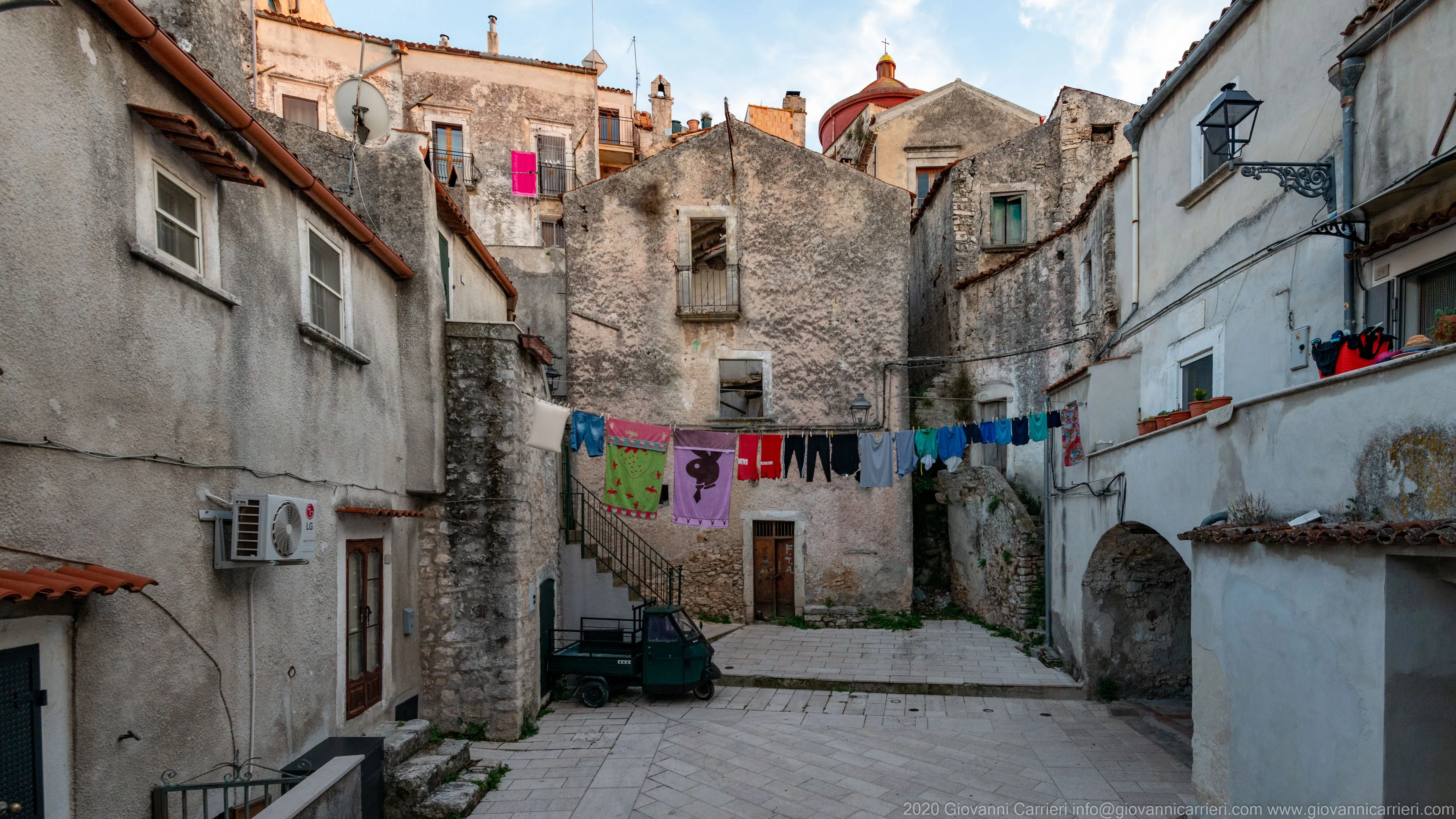 Piazzetta del Rione Terra con il campanile rosso - Vico del Gargano