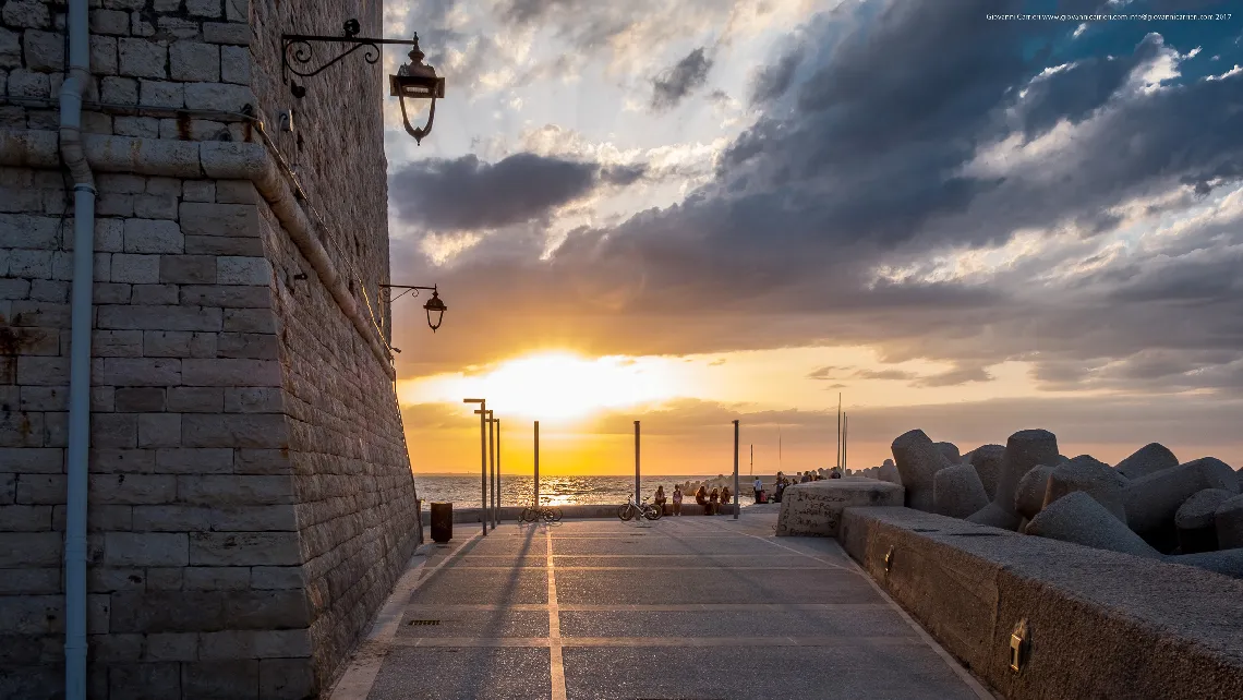 Il tramonto sul porto di Giovinazzo