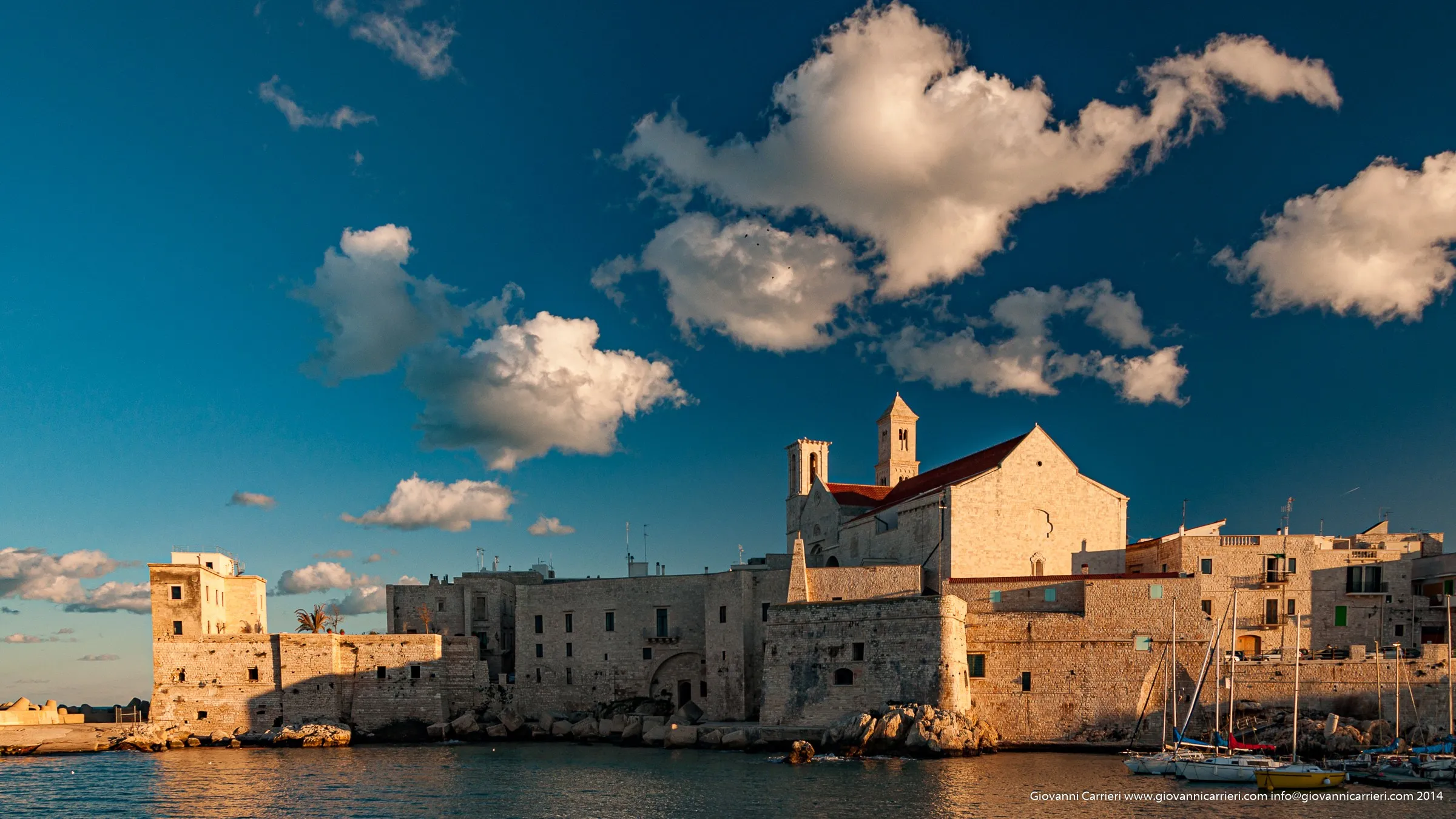 Il centro storico di Giovinazzo, con la troneggiante Cattedrale,  visto dal porto 