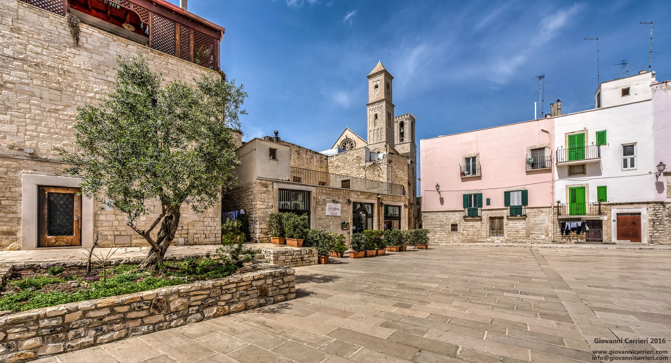 Piazza Meschino, con vista sulla cattedrale