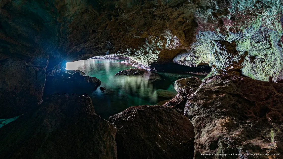 L'entrata della Grotta Verde vista dall'interno