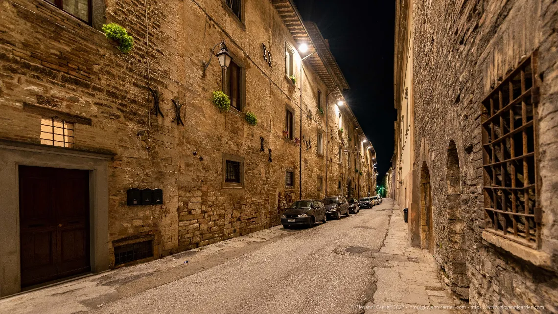 Vista notturna del centro storico di Gubbio