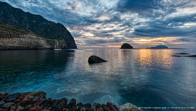 Vista su Filicudi ed Alicudi da Pollara. Isola di Salina