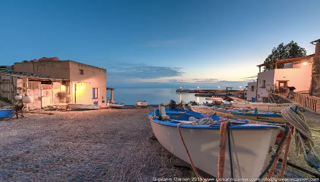 Il porto di Rinella al tramonto. Isola di Salina