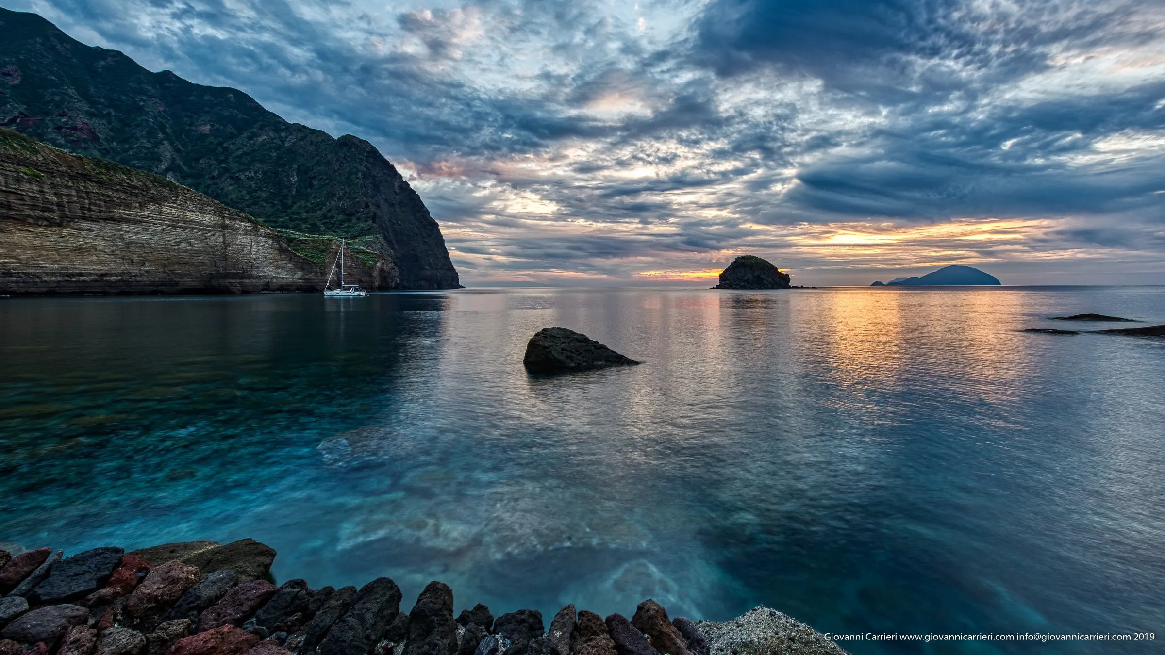 Vista su Filicudi ed Alicudi da Pollara. Isola di Salina
