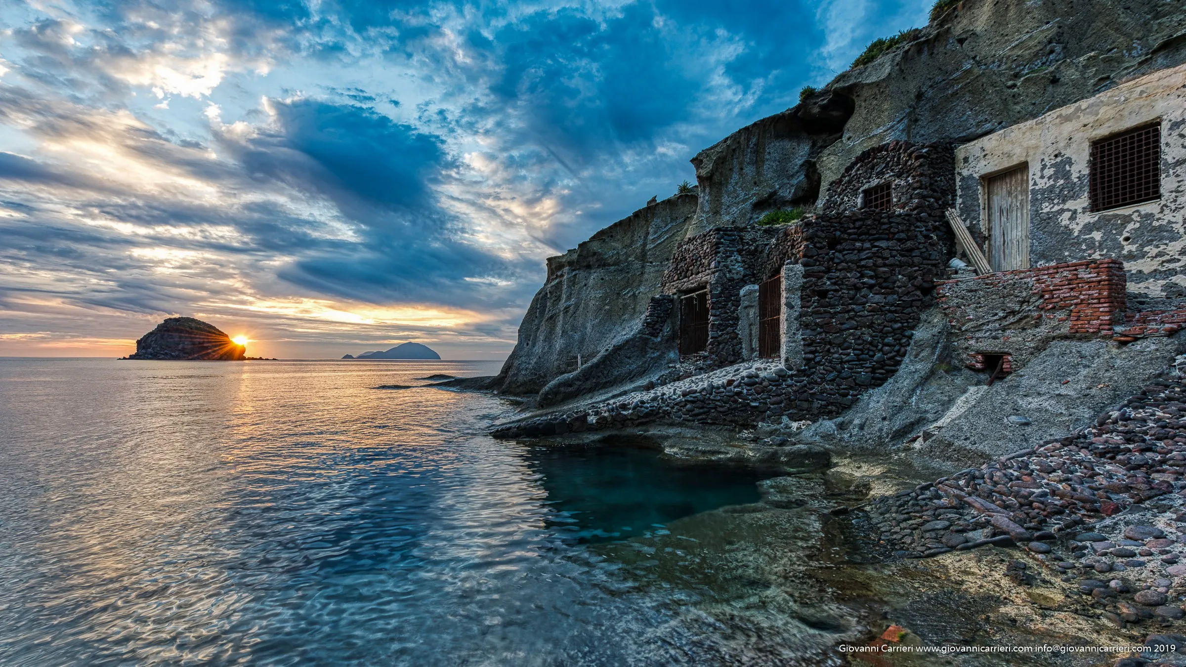 il golfo di Pollara con vista su Filicudi. Isola di Salina