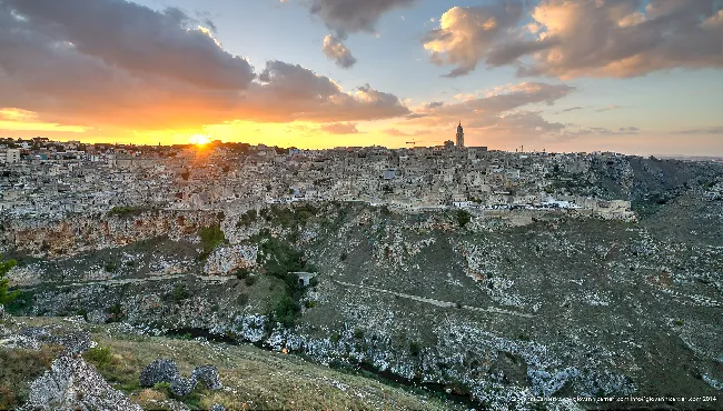 Il sasso caveoso al tramonto