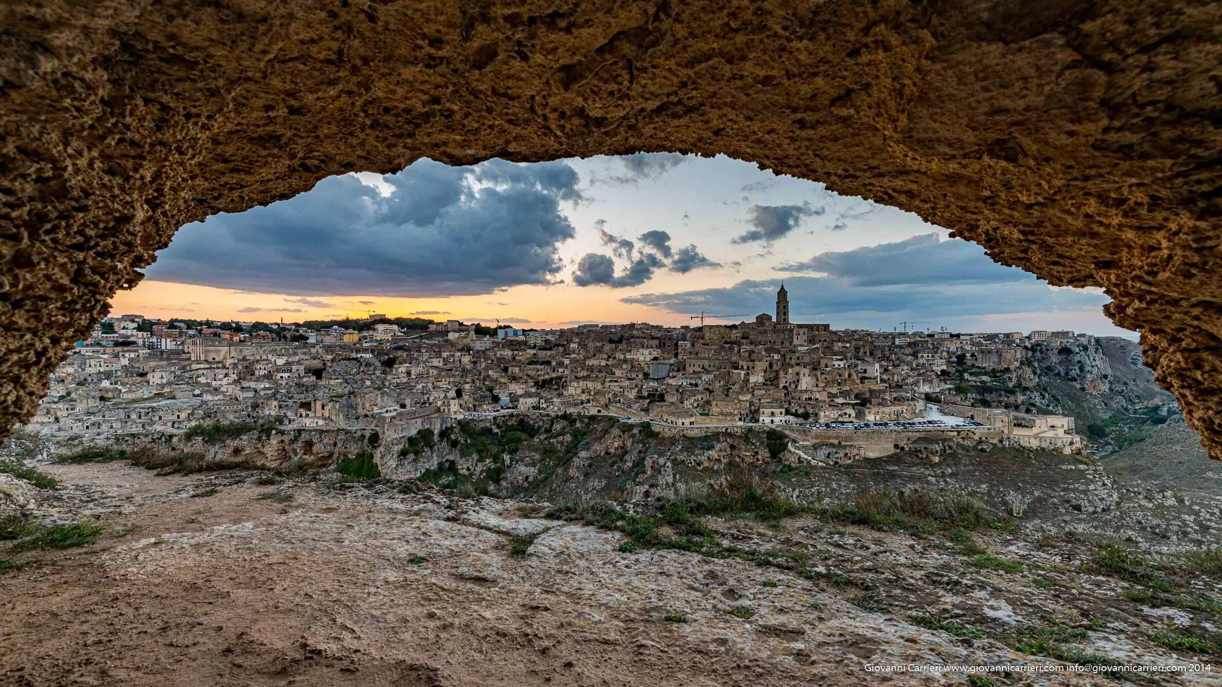 Il panorama di Matera visto dall'interno di una grotta