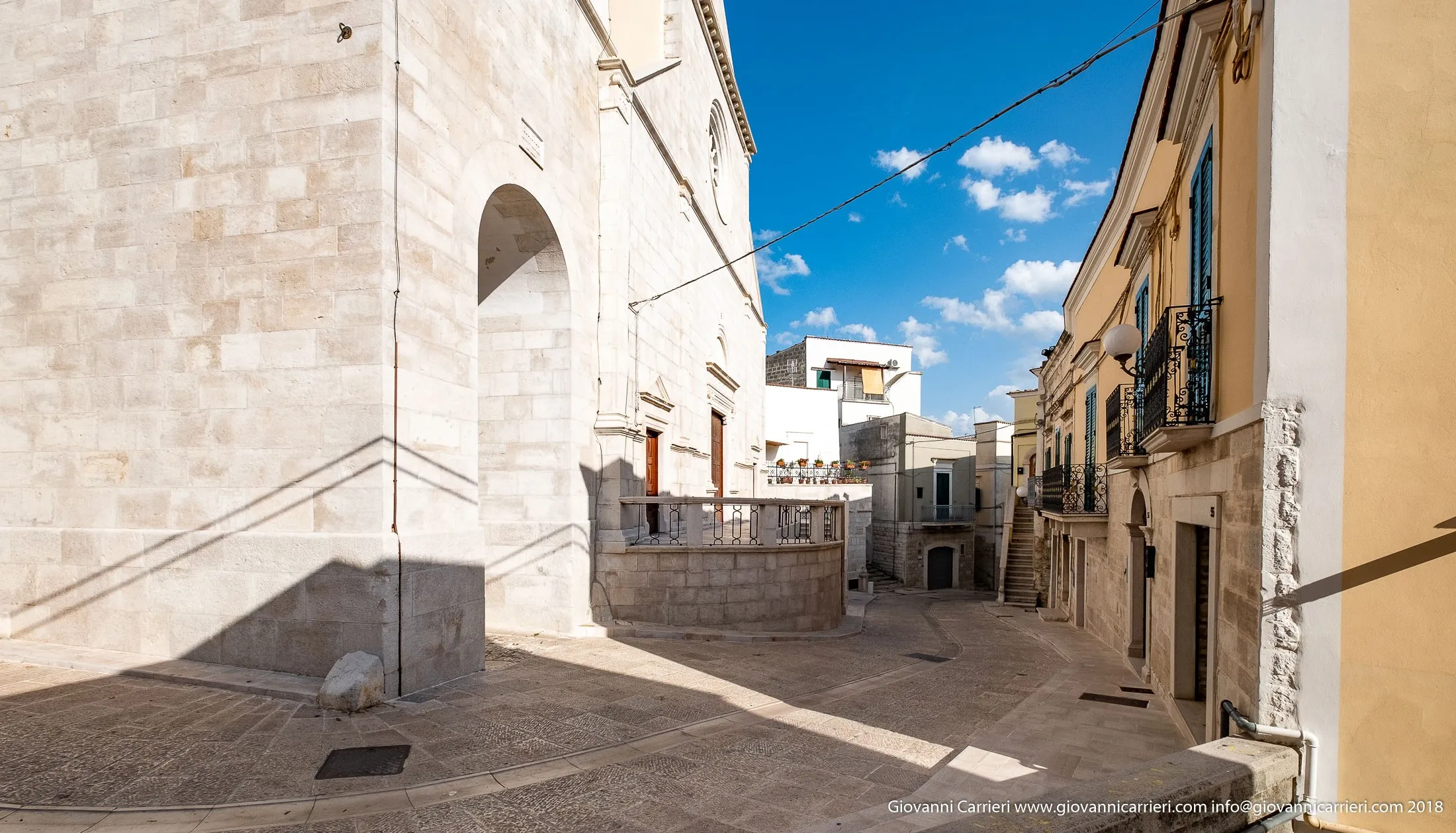 Via Dante con vista sull'ingresso della cattedrale di Minervino Murge