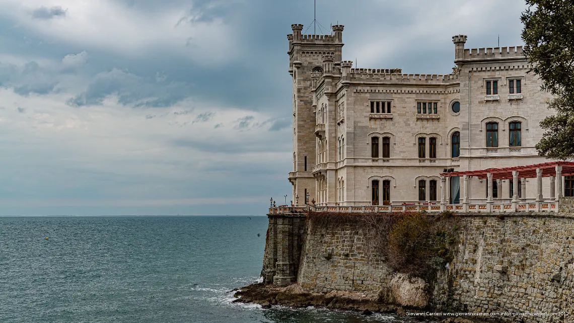Il castello di Miramare affacciato sul mare