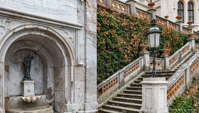 Il giardino e la scalinata del Castello Miramare